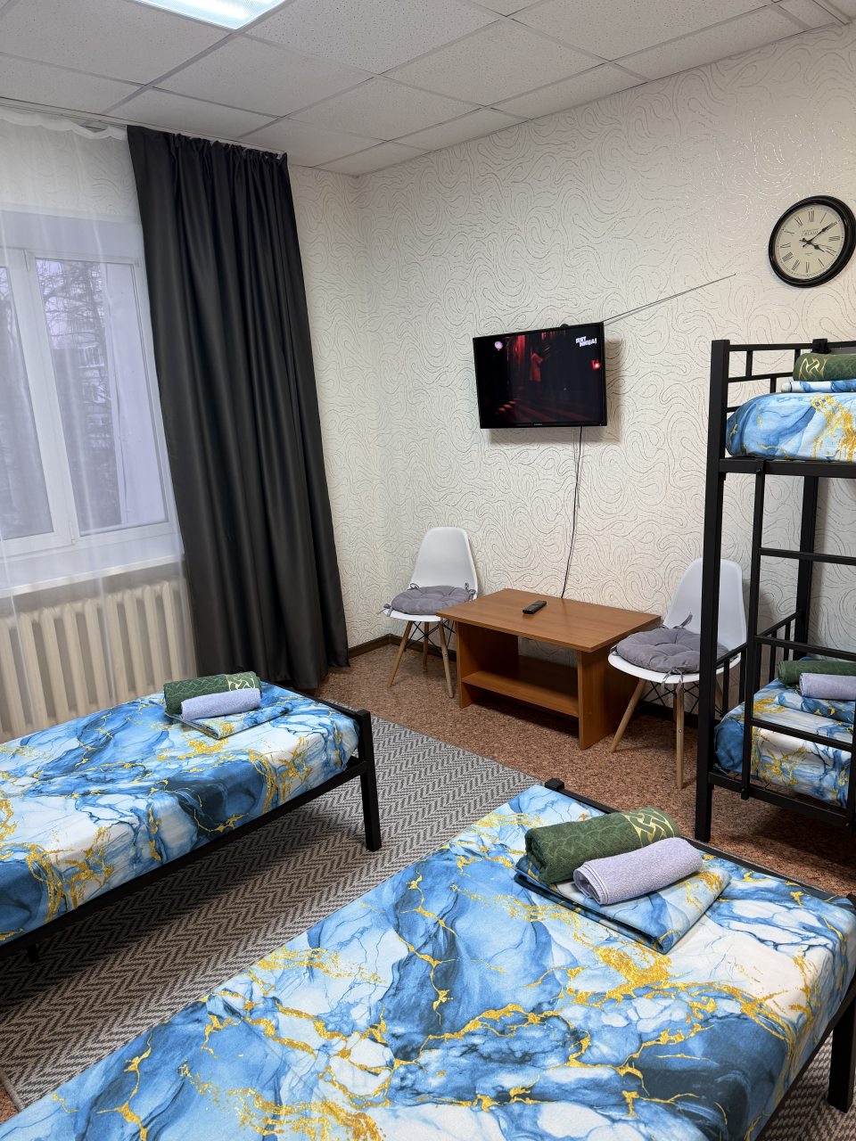 Четырехместный (Трансформер), Хостел Инь-Янь