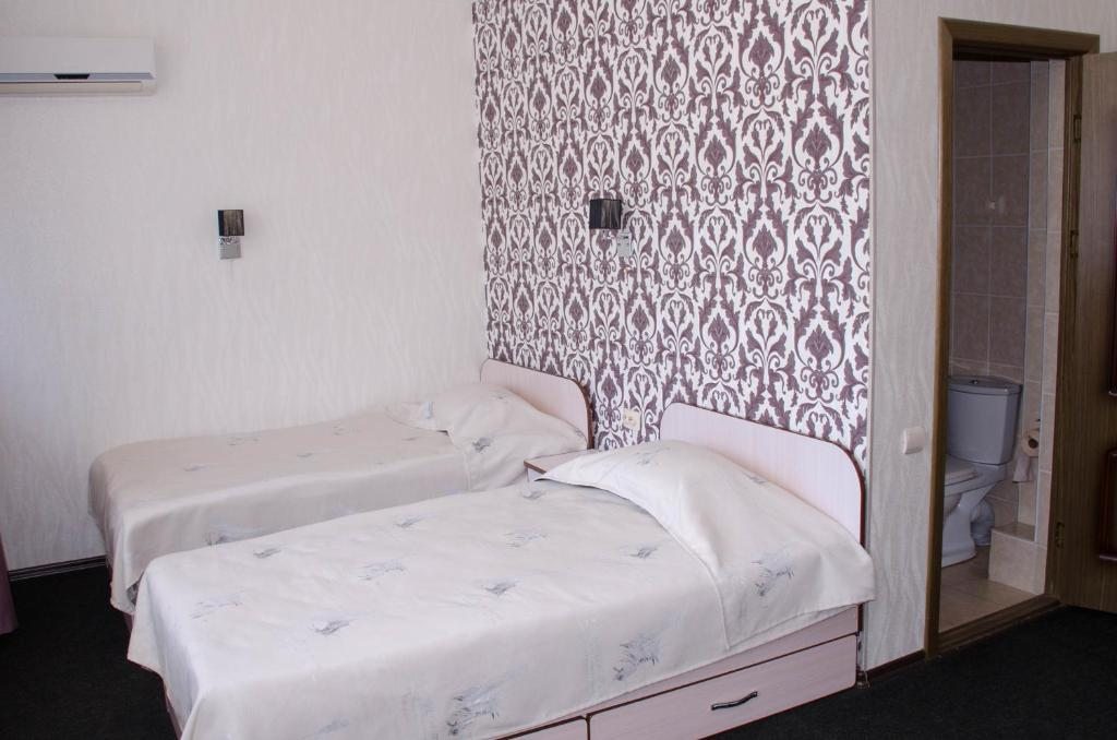 Двухместный (Двухместный номер с 2 отдельными кроватями и балконом) отеля Business Hotel, Дальнегорск