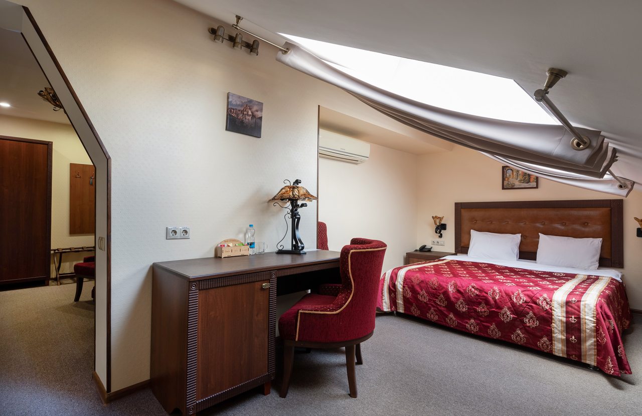 Сьюит (Джуниор без дивана), Гостиница Дон Кихот