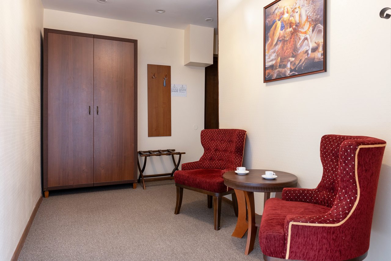 Сьюит (Джуниор без дивана), Гостиница Дон Кихот