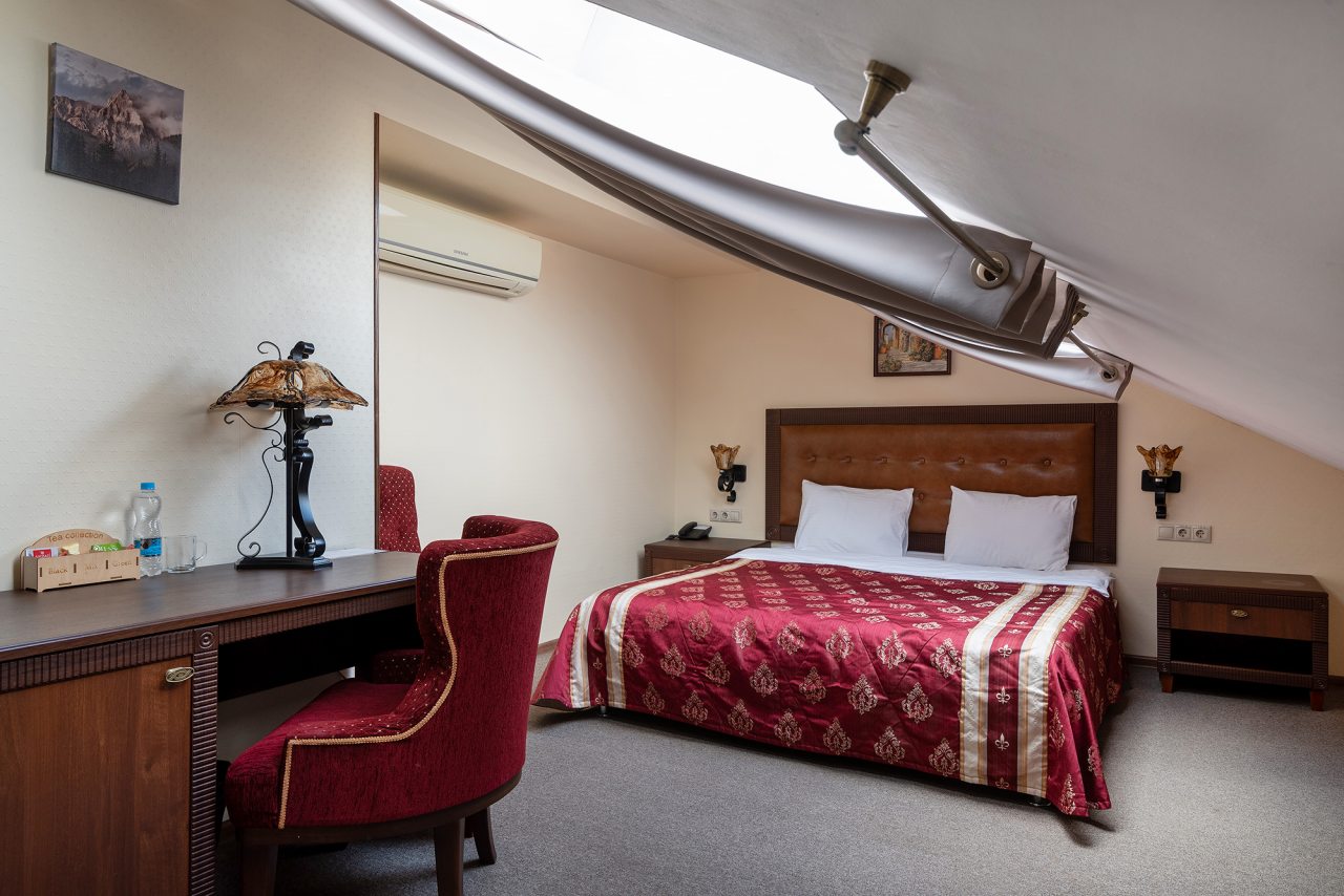 Сьюит (Джуниор без дивана), Гостиница Дон Кихот