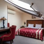 Сьюит (Джуниор без дивана), Гостиница Дон Кихот