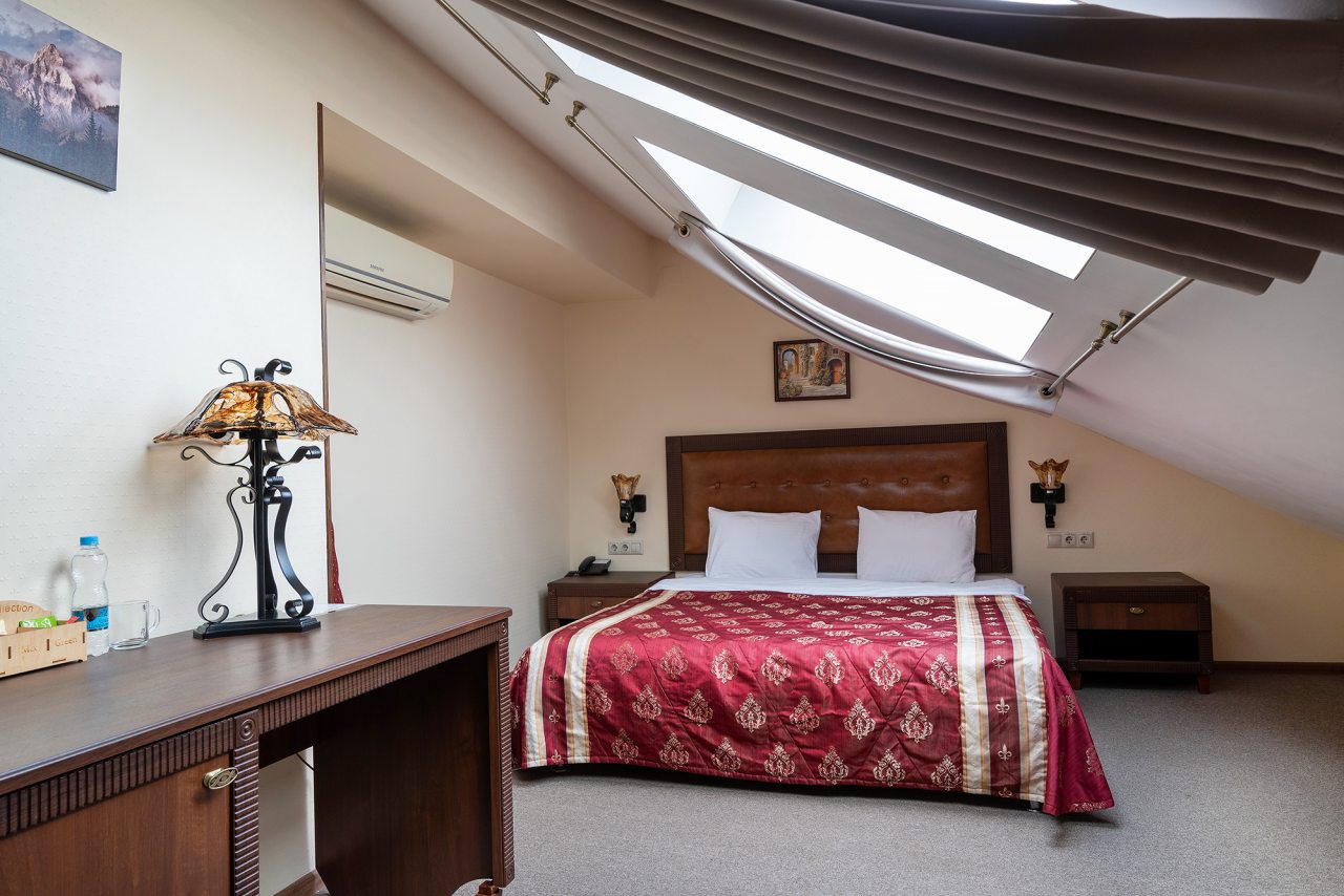 Сьюит (Джуниор без дивана), Гостиница Дон Кихот