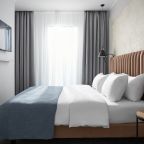 В спальне установлена кровать King size.