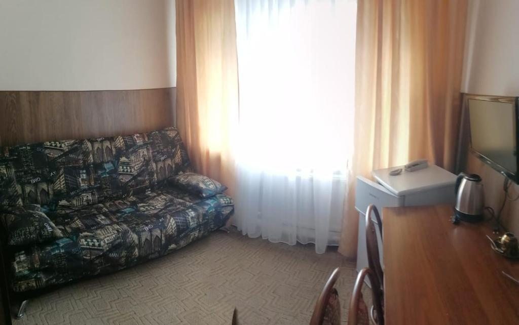 Двухместный (Двухместный номер с 2 отдельными кроватями и дополнительной кроватью) отеля Горняк, Оленегорск