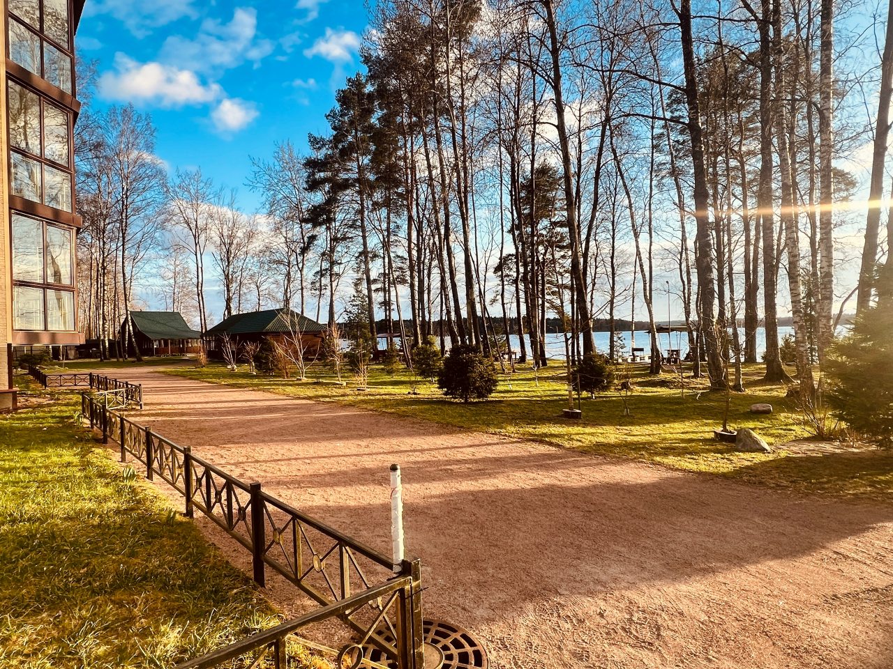 Большая ухоженная территория