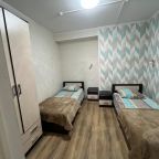 Трёхместный и более, Гостиница Тихая сосна