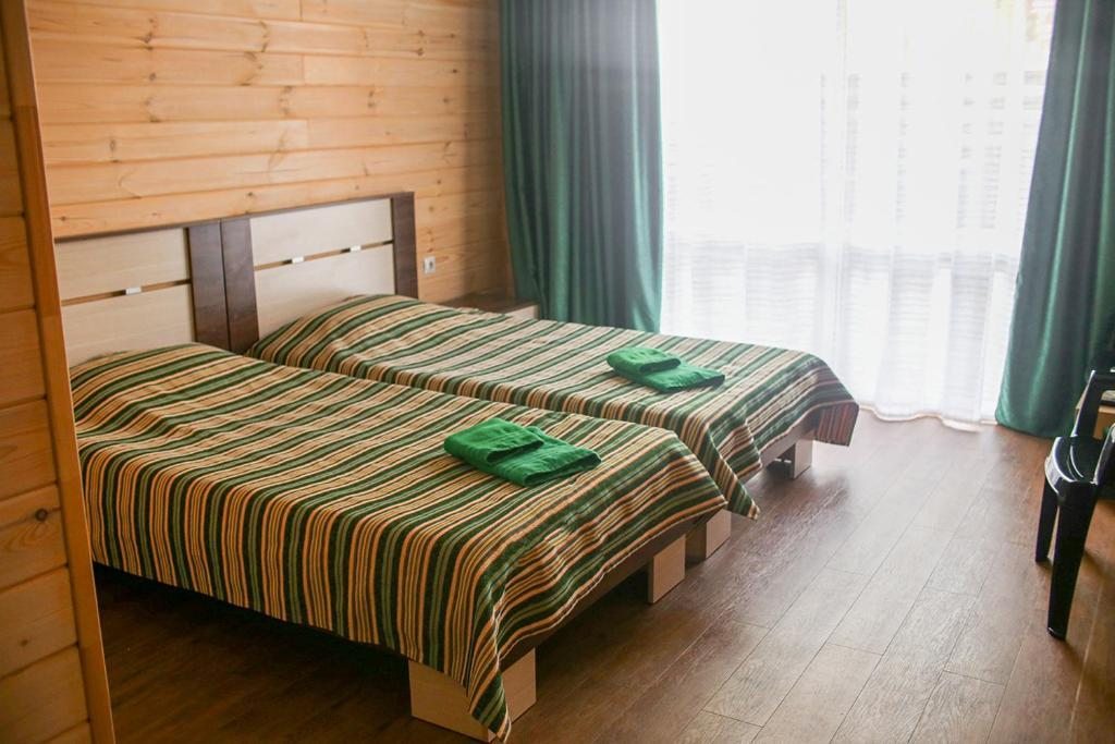 Двухместный (Двухместный номер с 2 отдельными кроватями и балконом) гостиницы Ёлка, Тавда