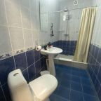 Эконом с большой кроватью с личной ванной комнатой рядом