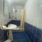 Эконом с большой кроватью с личной ванной комнатой рядом