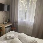 Эконом с большой кроватью с личной ванной комнатой рядом