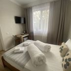 Эконом с большой кроватью с личной ванной комнатой рядом