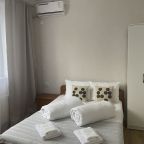 Эконом с большой кроватью с личной ванной комнатой рядом