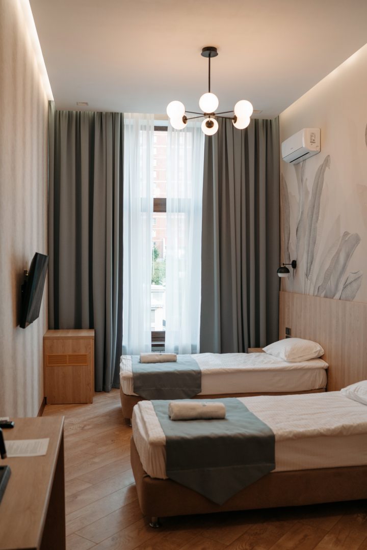 Двухместный (Улучшенный двухместный номер с 2 отдельными кроватями) отеля Skyada, Москва