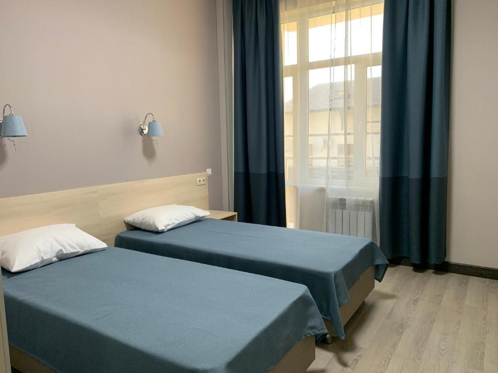 Двухместный (Двухместный номер с 2 отдельными кроватями и балконом) гостевого дома Черноморская Звезда, Адлер