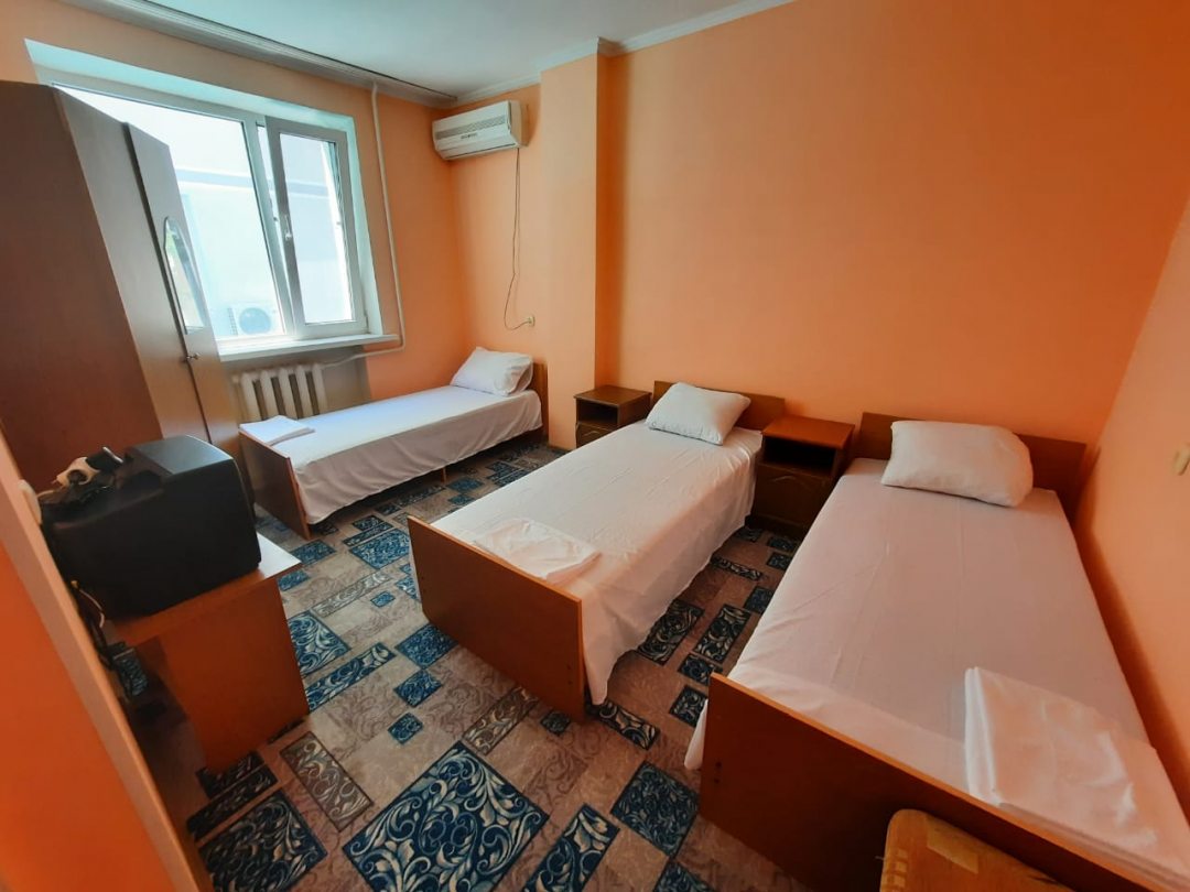 Трёхместный и более (Кровать в общем номере с 3 кроватями с удобствами в блоке) хостела По-свойски, Анапа