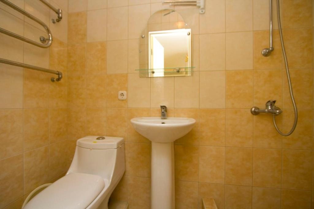 Двухместный (Двухместный номер с 1 кроватью и собственной ванной комнатой) гостевого дома На К. Соловьяновой 95, Анапа