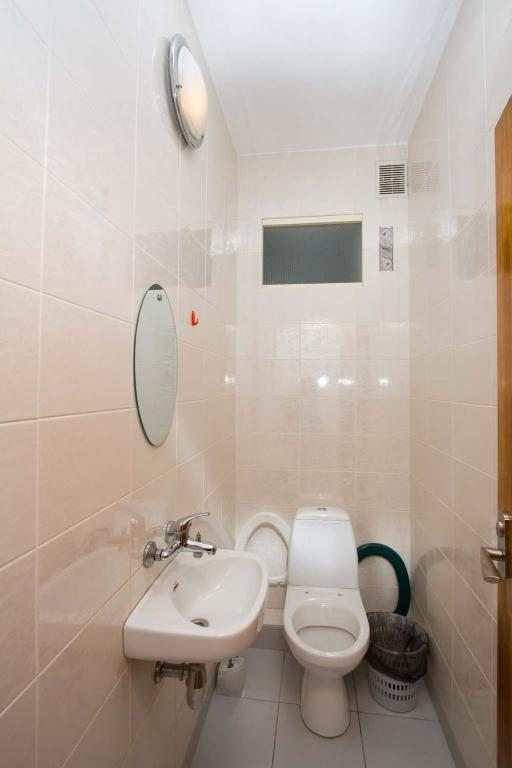 Трехместный (Трехместный номер с общей ванной комнатой) гостевого дома На К. Соловьяновой 95, Анапа