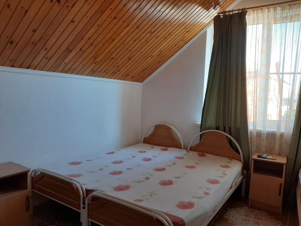 Двухместный (Двухместный номер с 2 отдельными кроватями и дополнительной кроватью) гостевого дома Беседа, Витязево