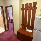 Вешалка для одежда и холодильник