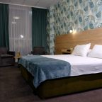 Стильный номер в отеле «Южный» с ярким и уютным декором.