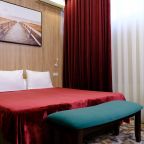 Уютный номер в с большой кроватью и ярким декором.