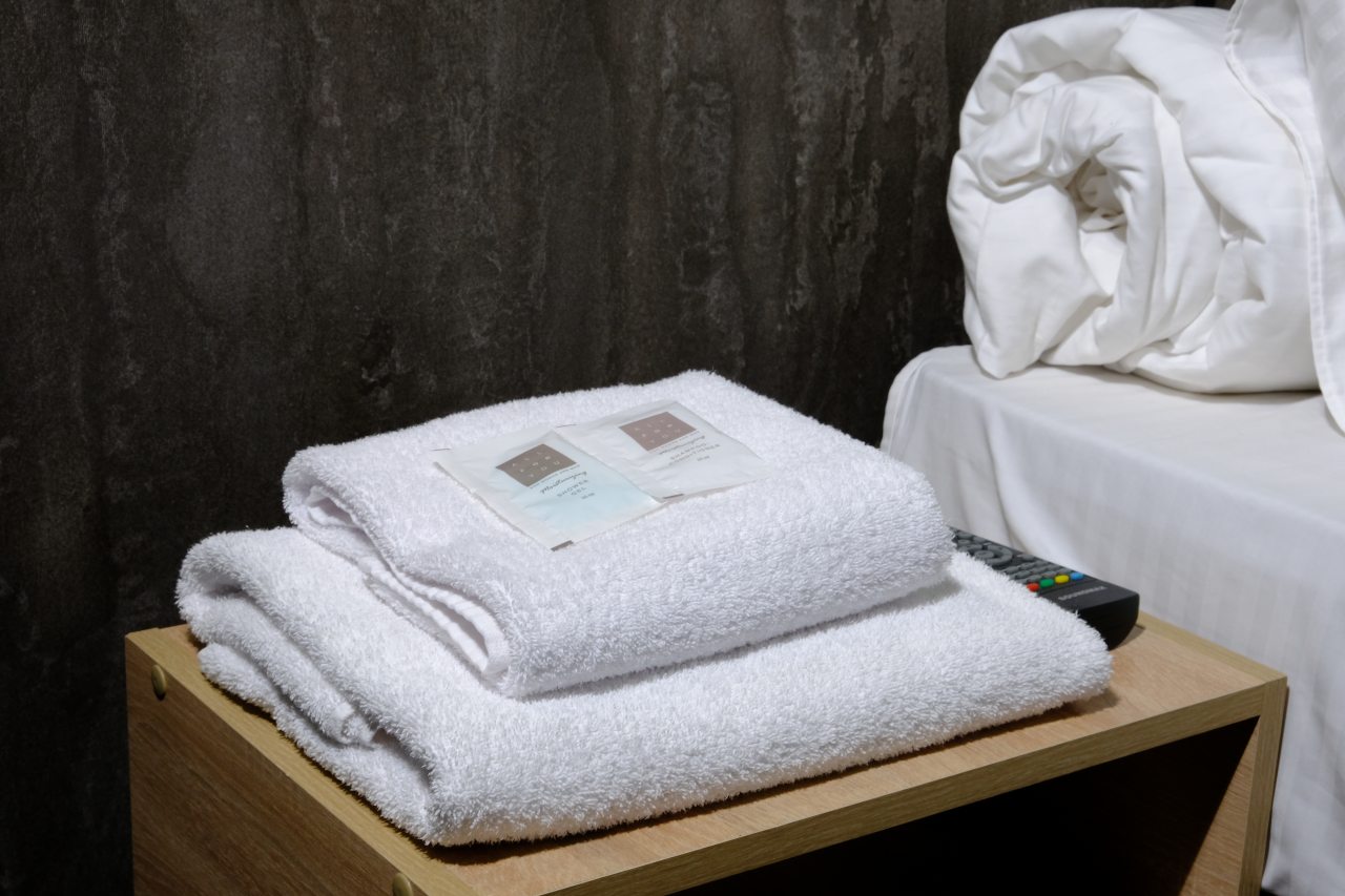 Белоснежные, чистые полотенца для душа.