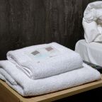 Белоснежные, чистые полотенца для душа.