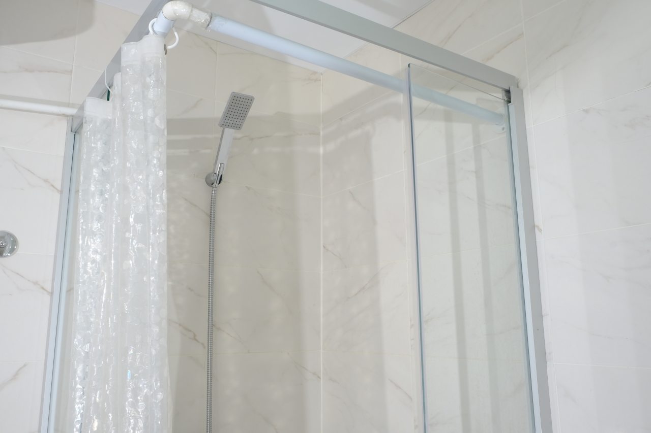 Удобная душевая кабина.