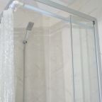 Удобная душевая кабина.