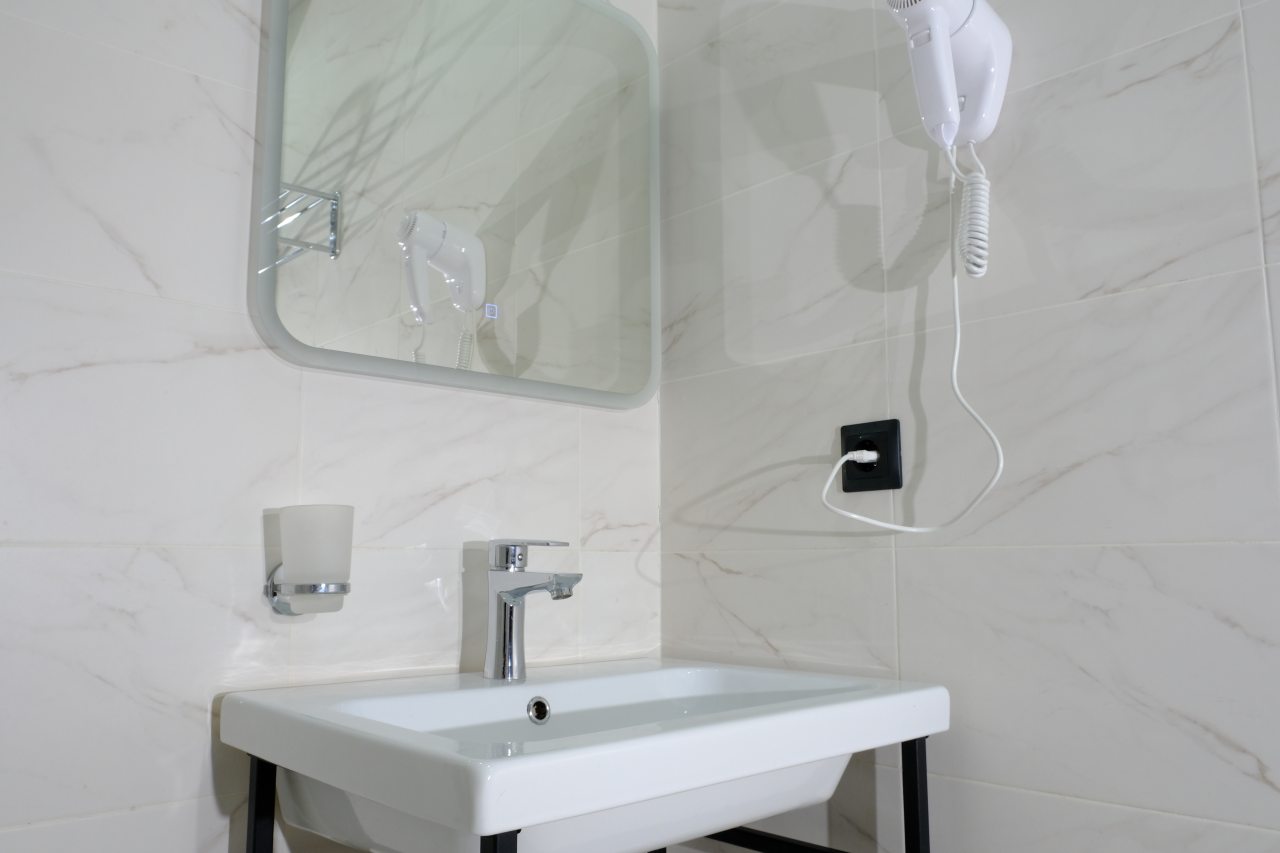 Чистая и светлая ванная комната.