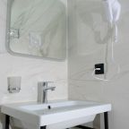 Чистая и светлая ванная комната.