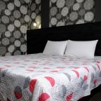 Уютный номер с ярким акцентом и безупречной постелью.