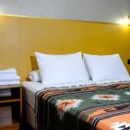 Просторная кровать и уютный уголок для завтрака.