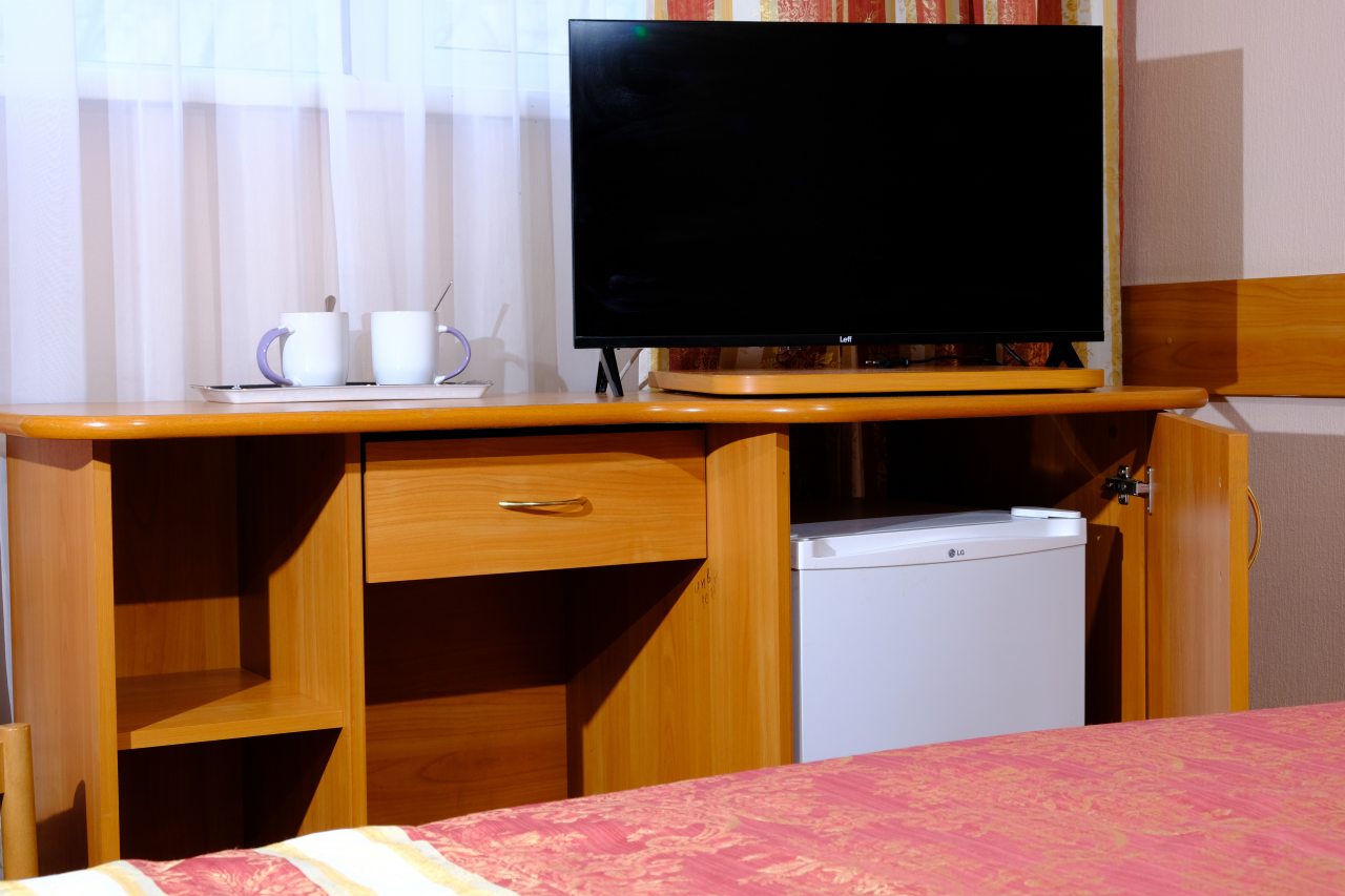 Комплектация номера бытовыми приборами.