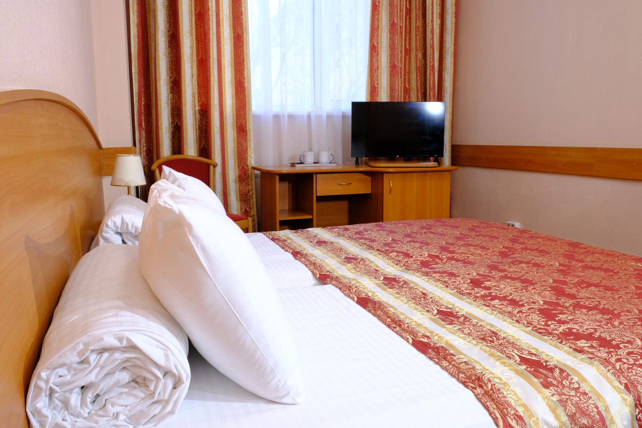 Светлая комната в гостинице с классической обстановкой.