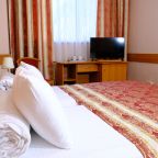 Светлая комната в гостинице с классической обстановкой.