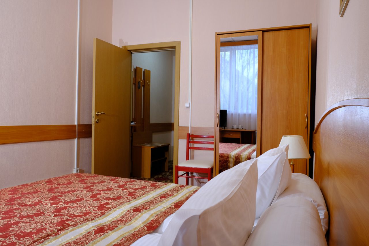 Традиционный дизайн интерьера отеля в пастельных тонах.