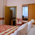 Традиционный дизайн интерьера отеля в пастельных тонах.