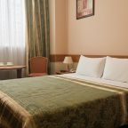 Светлая комната в гостинице с классической обстановкой.