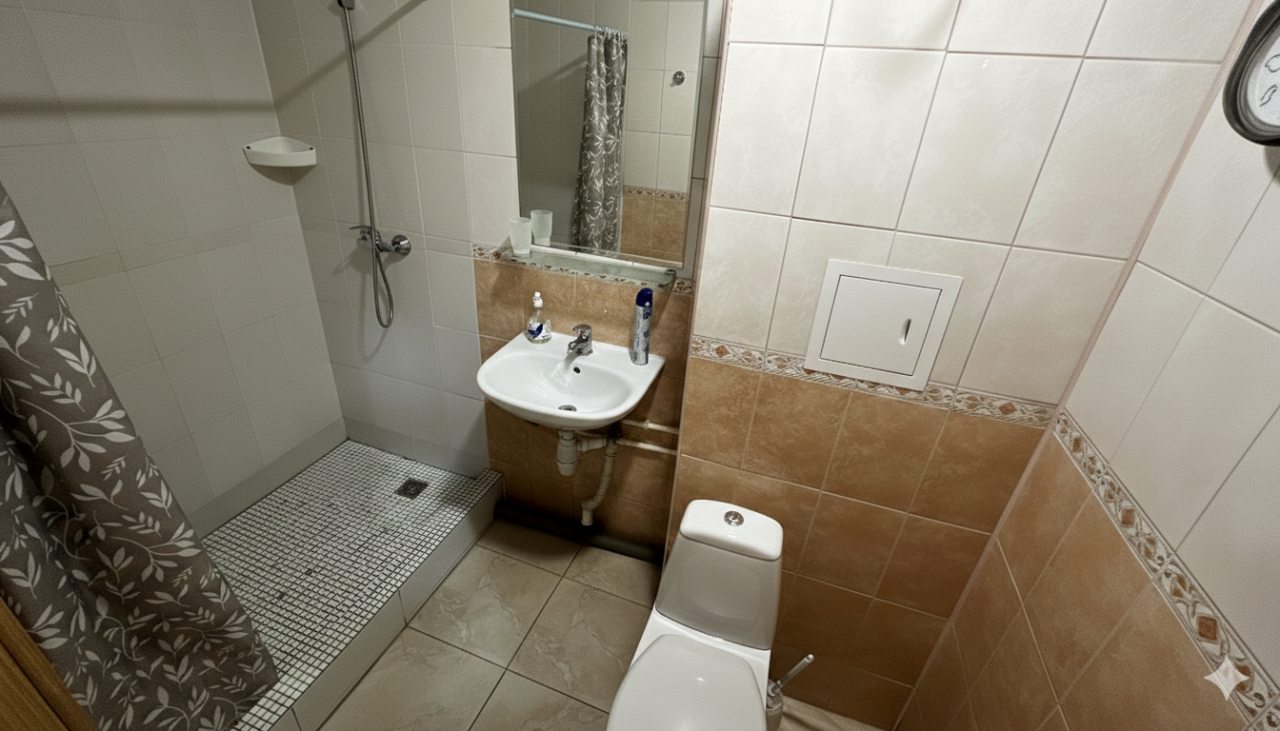 Чистая светлая ванная комната.