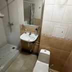 Чистая светлая ванная комната.