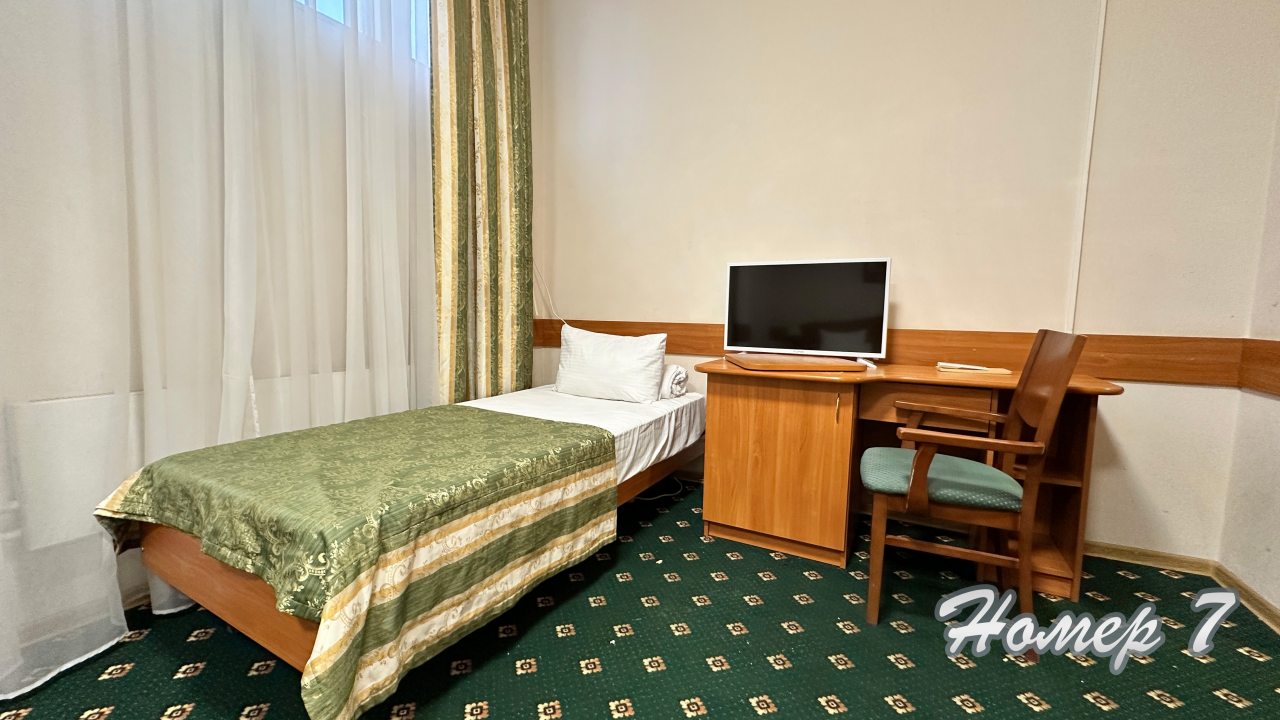 Комфортный отдых: кровать, стол, кондиционер и уют.