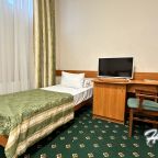 Комфортный отдых: кровать, стол, кондиционер и уют.