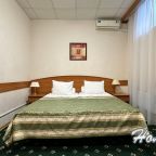 Номер №7: двуспальная кровать, ковролин и мягкий свет.