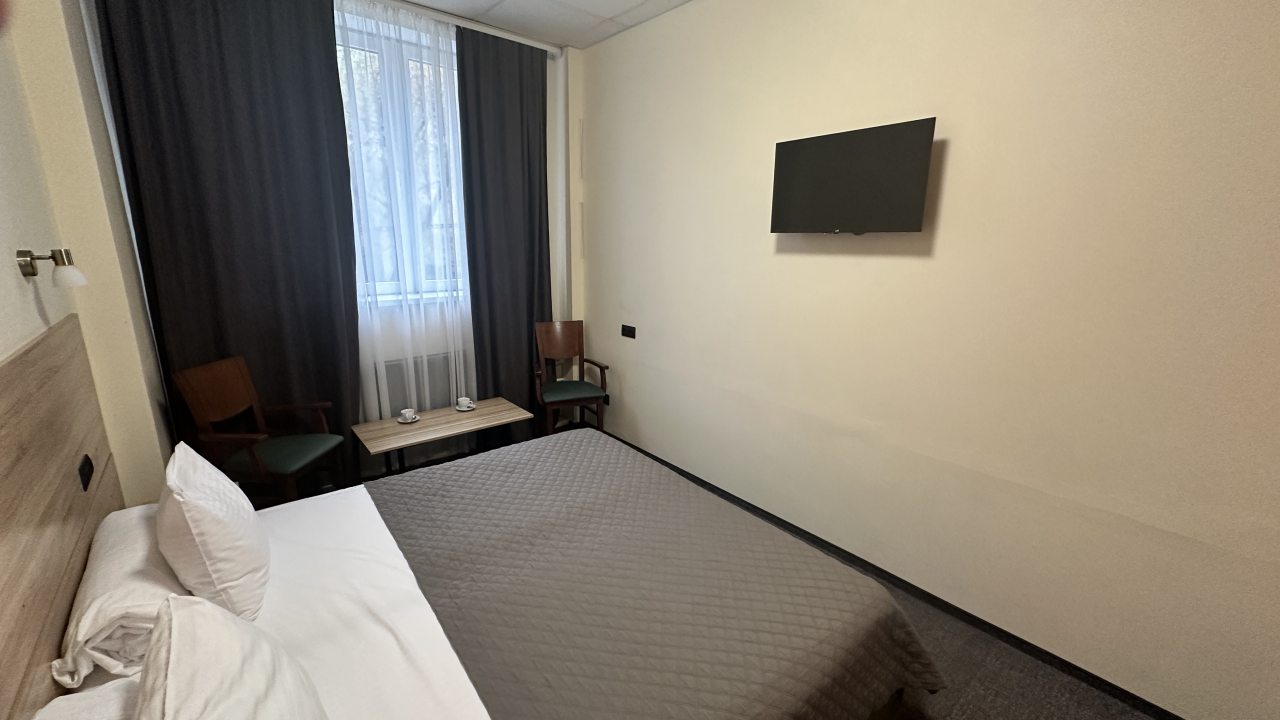 Стильный интерьер в кофейных тонах для двоих гостей.