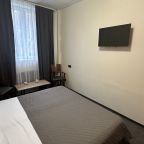 Стильный интерьер в кофейных тонах для двоих гостей.