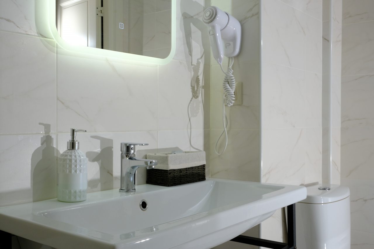 Светлая ванная комната с подсветкой.