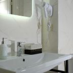 Светлая ванная комната с подсветкой.