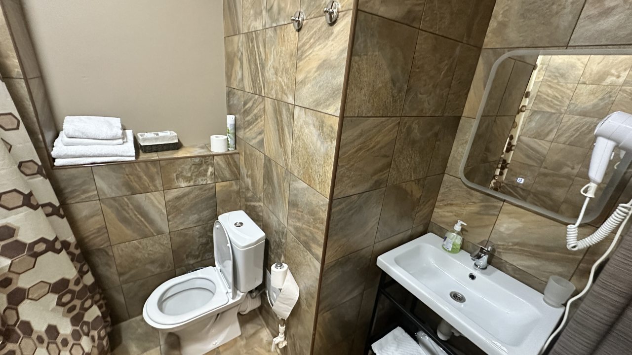 Стильная ванная комната со всем необходимым.